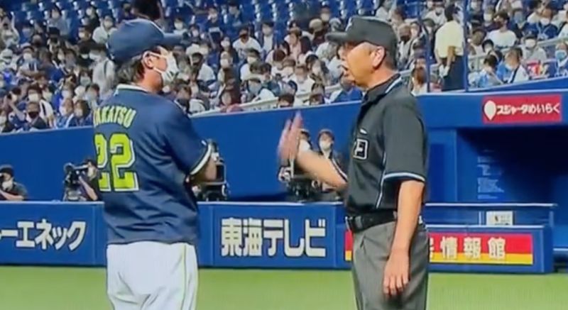 養樂多監督高津臣吾抗議。   圖／取自Jsports2