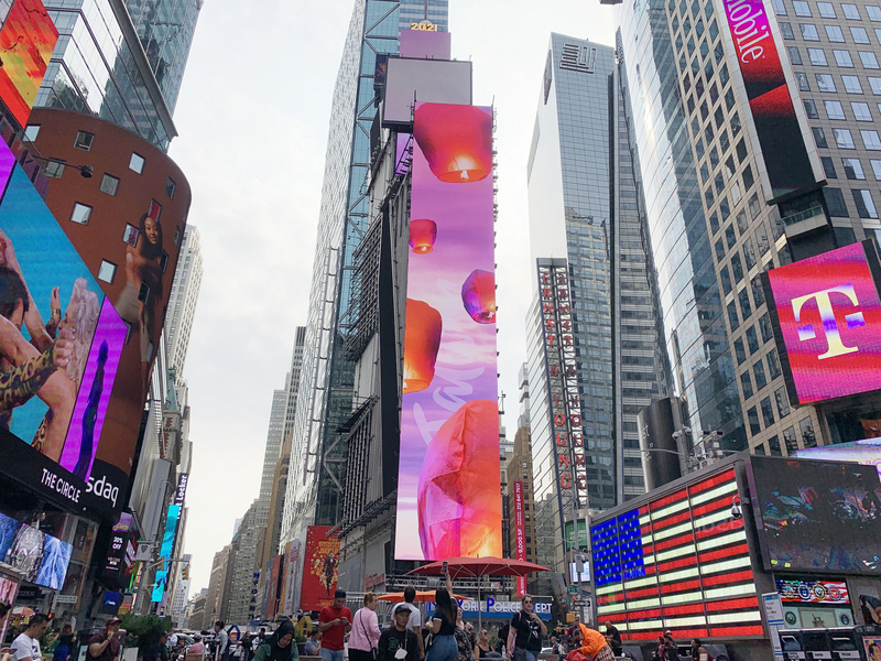 第76屆聯合國大會開議之際，傳統天燈在紐約時報廣場大螢幕冉冉升空，象徵希望並傳達台灣2350萬人期盼參與聯合國體系的心聲。   圖：中央社（尹俊傑）