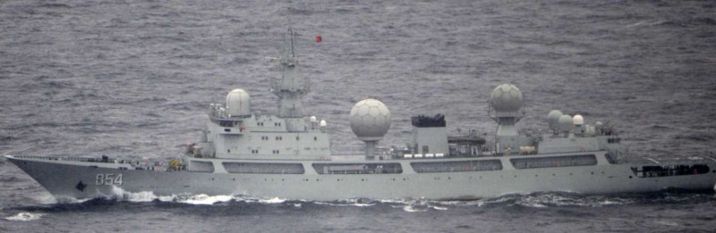 815型電子偵察船及其改進型815A型是由中國船舶工業集團第708研究所設計、滬東中華造船承建的中國人民解放軍海軍現役電子偵察艦。   圖：擷取自維基百科