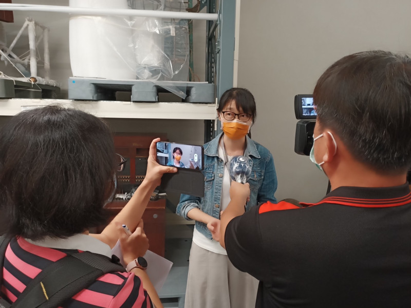 台灣歷史博物館副館長楊仙妃在獨盟檔案贈與珍貴檔案後，接受媒體訪問。 圖：台灣歷史博物館／提供