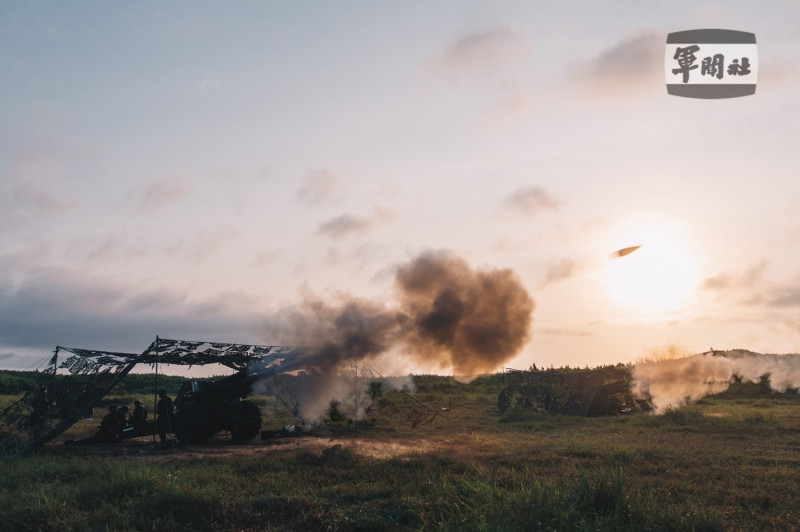 漢光37號演習進行到第3天，位於第一作戰區的澎湖砲兵營實施155榴砲集火射擊。   圖:軍聞社提供