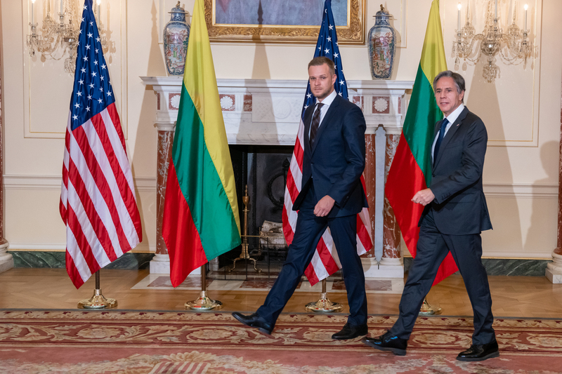 立陶宛外交部長藍斯柏吉斯（左）15日在華府與美國國務卿布林肯（右）會晤，雙方同意在共享的民主、自由、人權及法治等核心價值基礎上，持續加強政治、經貿及安全等領域合作交流，包括建立具韌性的供應鏈。   圖：翻攝Antony Blinken Twitter