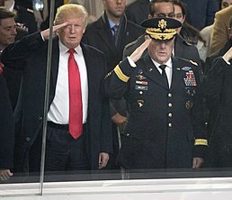 美軍參謀長聯席會主席米利上將（Mark Milley）(右) 。圖為2017 年 川普的就職大典。   圖 : 翻攝維基百科