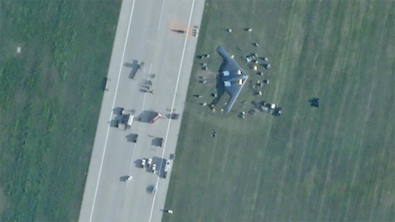 9月14日美軍一架「B-2」隱形轟炸機迫降密蘇里州懷特曼空軍基地的衛星現場圖像，明顯可見戰機滑出跑道範圍，卡在旁邊草地。   圖：翻攝環球網