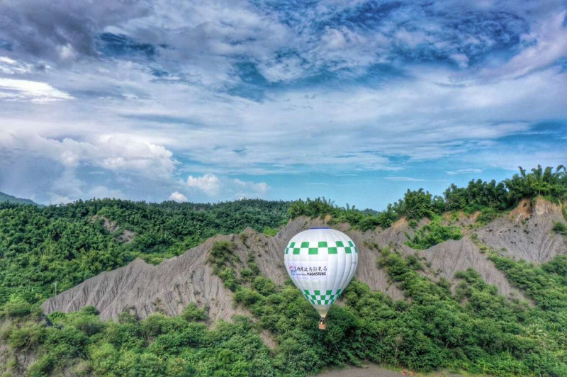 田寮月世界試飛熱氣球成功。   圖：高雄觀光局／提供