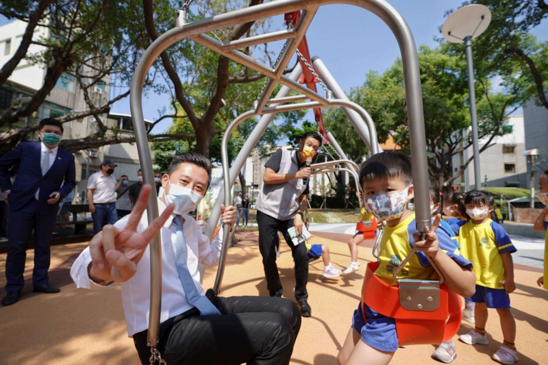 新竹市政府推動「進擊的公園2.0」，今年9月首座完工的興南公園，位在新竹市大遠百附近，林智堅（左）今天前往視察，並與在場幼童互動。   圖：新竹市政府提供