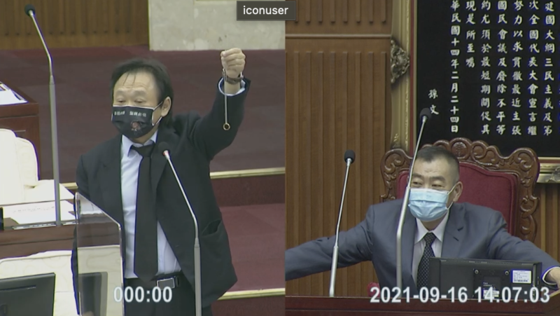 民進黨台北市議員王世堅（左）準備魔戒贈送給台北市長柯文哲。   圖：翻攝議會直播