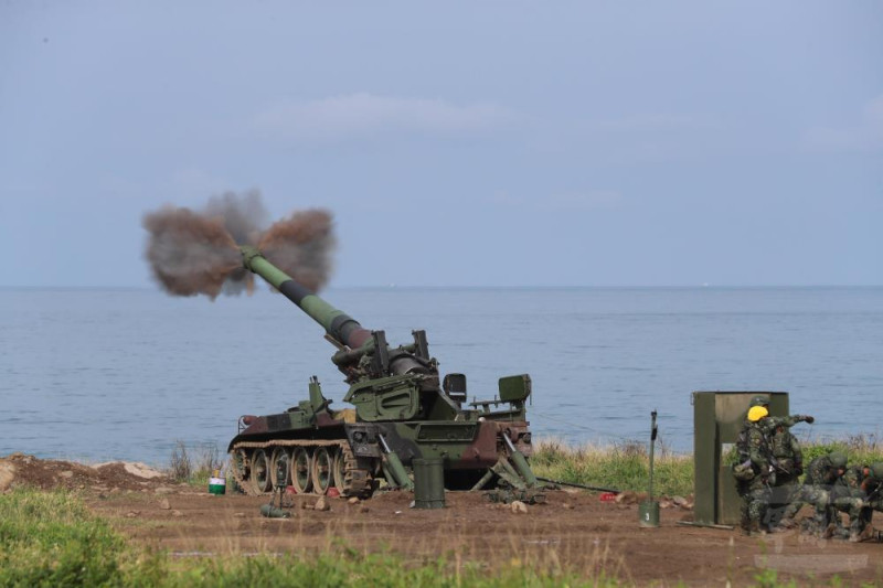 漢光37號演習第4天，第四作戰區屏東楓港砲兵部隊進行Ｍ110A2自走砲射擊。   圖:軍聞社提供。