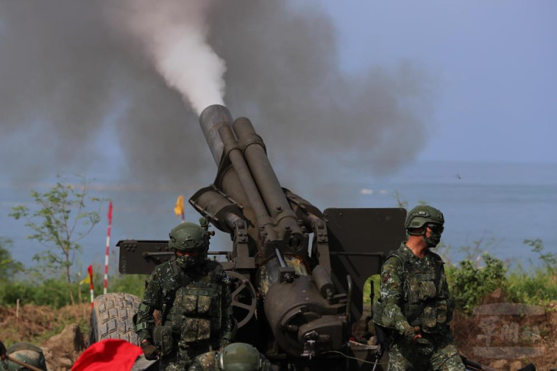 漢光37號演習第4天，第四作戰區屏東楓港155榴砲模擬對敵登陸船團進行射擊。   圖:軍聞社提供。
