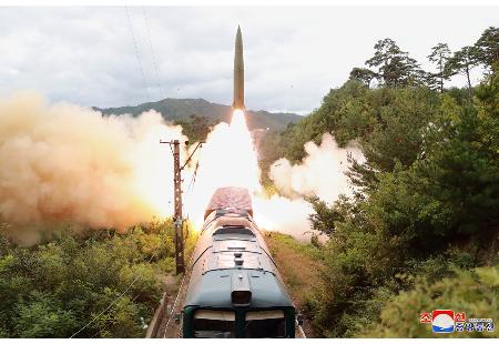 北韓官媒《朝中社》報導，「新組建」的鐵道機動導彈團向日本海發射的2枚飛彈。   圖：翻攝朝中社