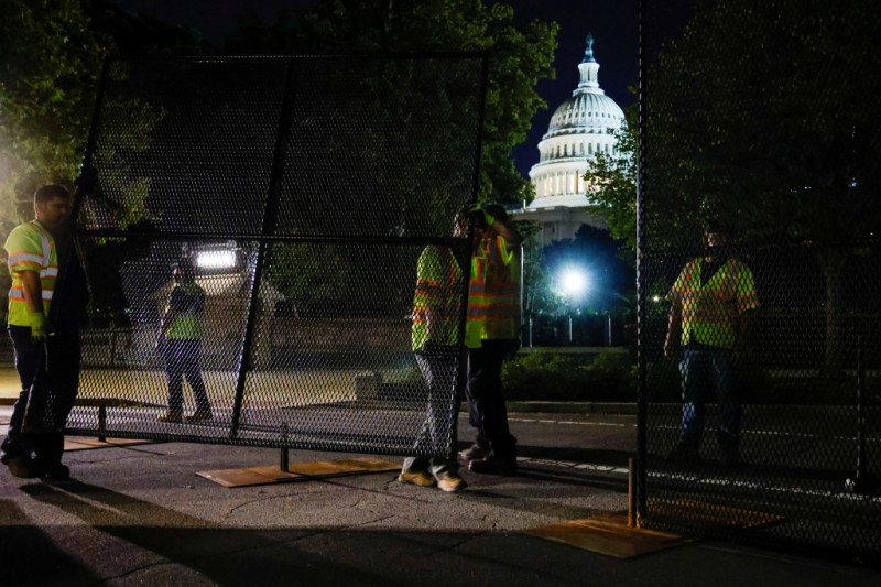華府警方在國會大廈周圍重新安裝圍欄。   圖：擷取自海外網