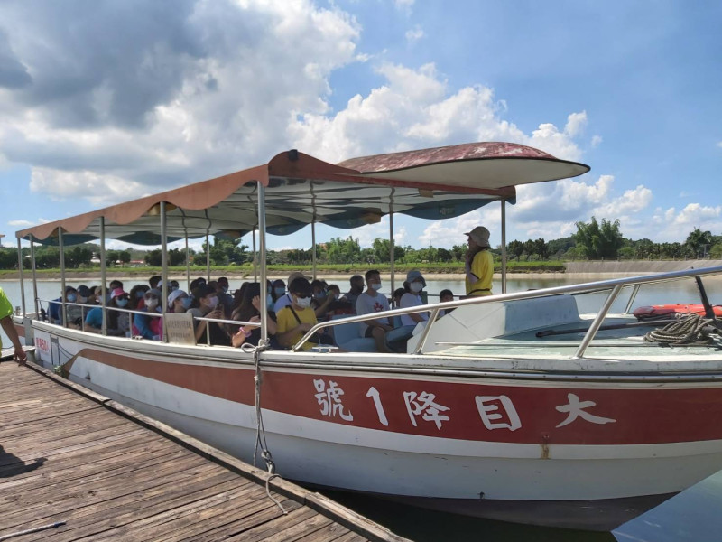 白天可搭乘太陽能船遊湖。   圖：台南觀旅局／提供