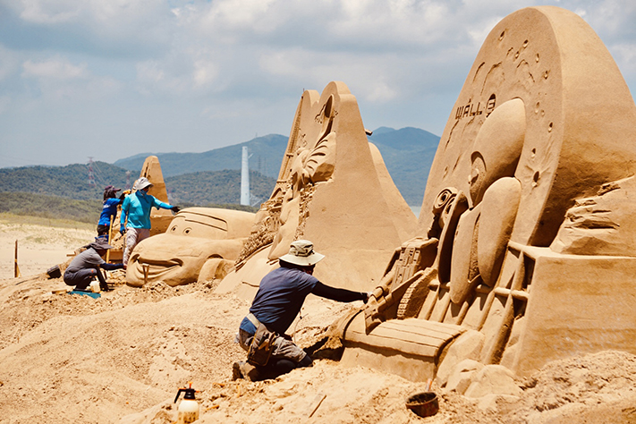 沙雕師製作沙雕中。   圖：取自風管處官網