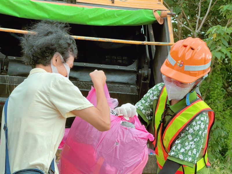 中秋連假期間清潔隊員的垃圾收運工作照常。   
