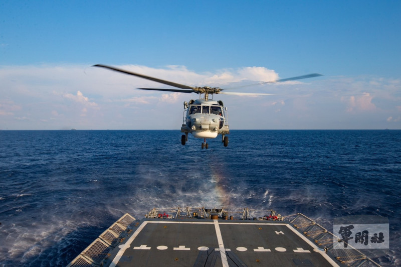 漢光37號演習最後一天，S-70C直升機進行起落艦操演課目，展現反潛能量。   圖：軍聞社提供