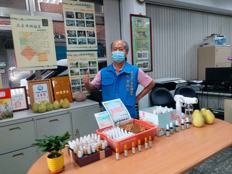 李鴻志將防蚊液結合公益於里內義賣，每年所得近6萬元全數投入里內弱勢關懷及老人共餐。   圖：新北市民政局提供
