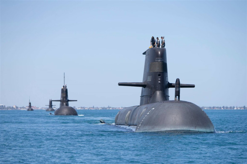 「AUKUS」聯盟，將由英美技轉支持澳洲建造8艘核子動力潛艦，以及配備戰斧巡弋飛彈。（圖為澳洲海軍柯林斯級艦隊）   （圖取自facebook.com/RoyalAustralianNavy）