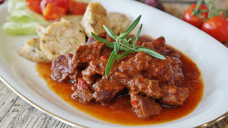 燉牛肉「2禁忌」要注意，否則牛肉容易腥味過重。   示意圖／翻攝自Pixabay
