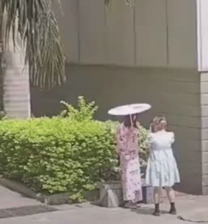 微博上流傳出四川省攀枝花學院一名女子於 918 當天穿著和服逛校園，引發熱議。   圖:翻攝自微博