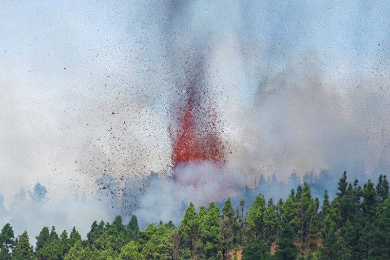 西班牙度假勝地拉帕爾馬島(La Palma)19日發生火山噴發。   圖：翻攝環球網