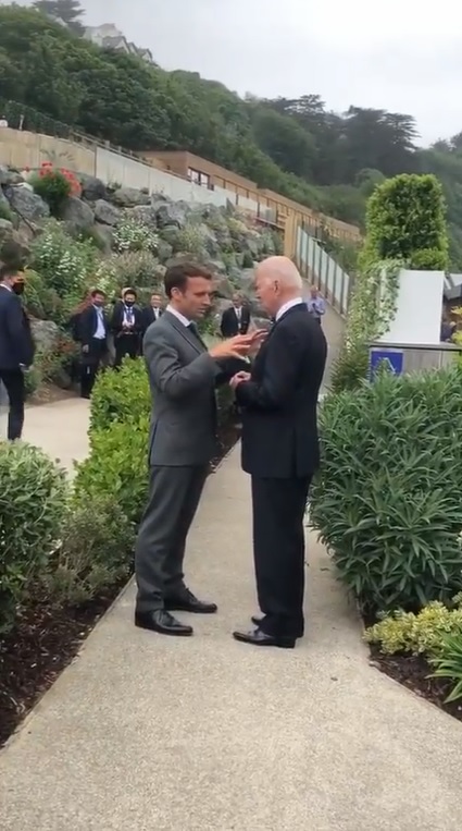 美國總統拜登（右）想找法國總統馬克宏（左）聊聊。   圖：翻攝自馬克宏推特