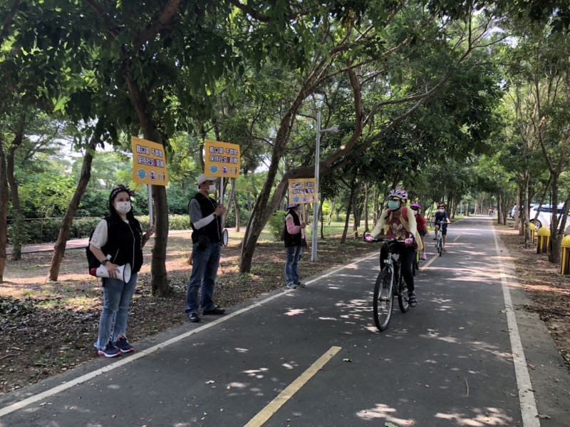 台中市政府出動「觀光景點疏導隊」至重要景點宣導防疫。 台中市政府/提供