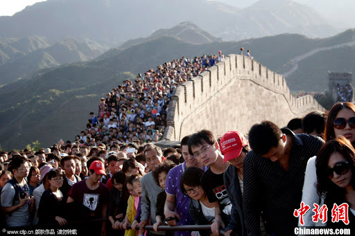 中國大陸今年中秋節3天假期，官方測算國內旅遊8815.93萬人次，在疫情防控的情況下，出遊人數恢復至2019年中秋假期的87.2%。（圖為疫情前大陸景點旅遊人潮）   圖：翻攝自中新網