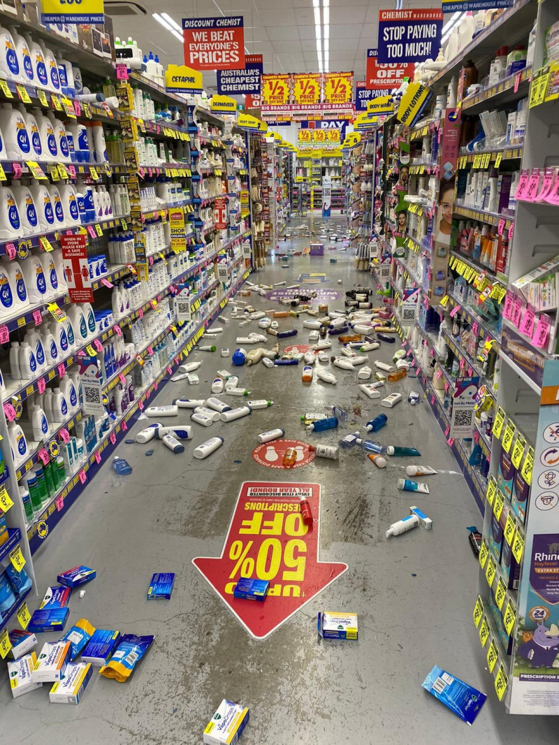 澳洲墨爾本附近22日上午9時15分，發生芮氏規模5.8地震，有民眾形容是墨爾本史上最強地震，超市物品散落，還有建築物毀損。   圖：翻攝自Lotti Dyer推特