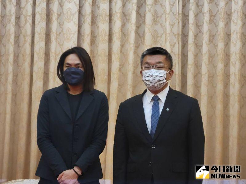 T1會長錢薇娟拜會中職會長蔡其昌。   圖／黃建霖攝