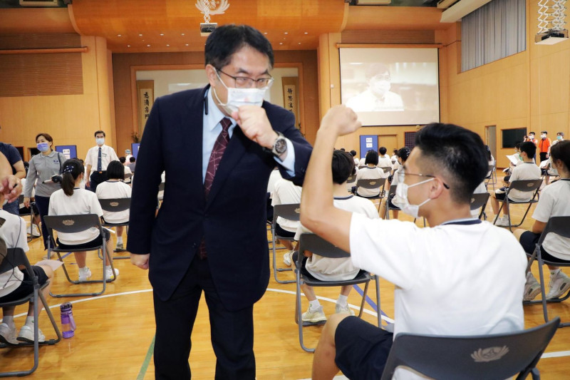台南市校園學生今日首日施打BNT輝瑞疫苗，台南市長黃偉哲特赴安平區慈濟高中視察首場BNT的接種情況，並與學生輕鬆互動。   圖：台南市政府提供