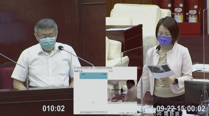 台北市長柯文哲（左）、民進黨市議員簡舒培（右）。   圖：翻攝直播