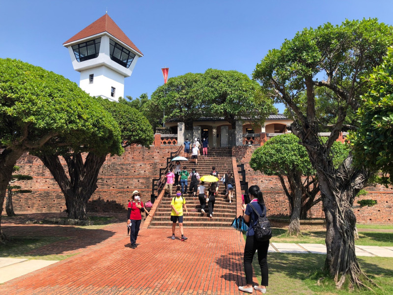 遊客開心的在安平古堡拍照留下回憶。   圖：台南觀旅局／提供