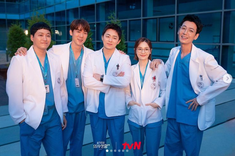 《機智醫生生活2》近日迎來大結局，也讓粉絲期待是否有第三季，但日前有韓國業界人士爆料第三季無法開拍。   圖：翻攝自IG/hospitalplaylist_official