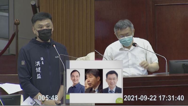 台北市長柯文哲（右）、民進黨市議員洪健益（左）。   圖：翻攝直播