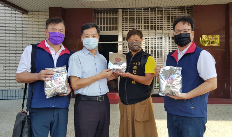 鐵路媽祖朝元宮師姐廖麗月(右二)送茶葉蛋給高雄監獄同仁。 圖:高雄市鐵路媽祖慈善會提供