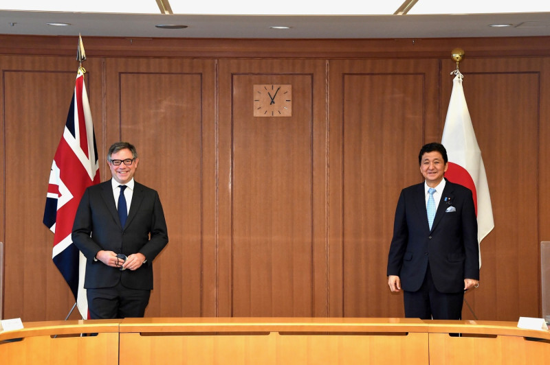 英國國防採購部長奎恩（左）22日訪問日本，與防衛大臣岸信夫會面，雙方確認兩國在防務上深化加強合作。   圖：翻攝自英國駐日本大使館推特