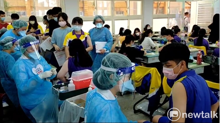 桃園高中採「桃園打法」，由醫護人員到各班位學生接種BNT疫苗。   圖：林昀真/攝