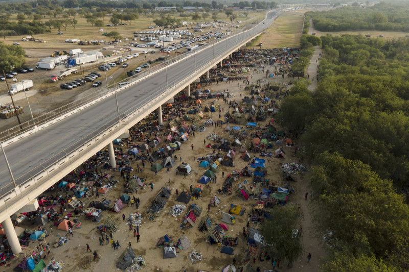 數千名海地外來非法移民，越過格蘭德河，在美國德州德爾里奧的國際橋下紮營。   圖：達志影像 / 美聯社（資料照）