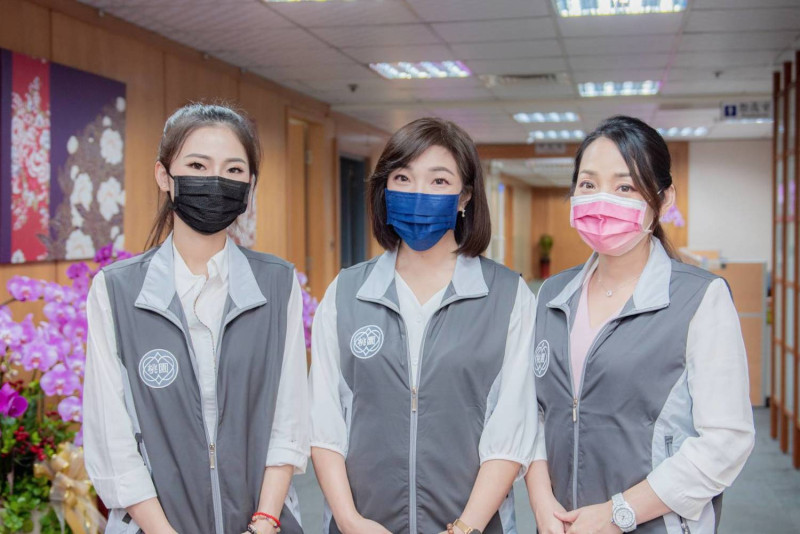 桃園市長鄭文燦宣布新增3位女性副發言人，分別是卓芷戎(左起)、吳安琪、王珮毓。   圖：桃園市政府/提供