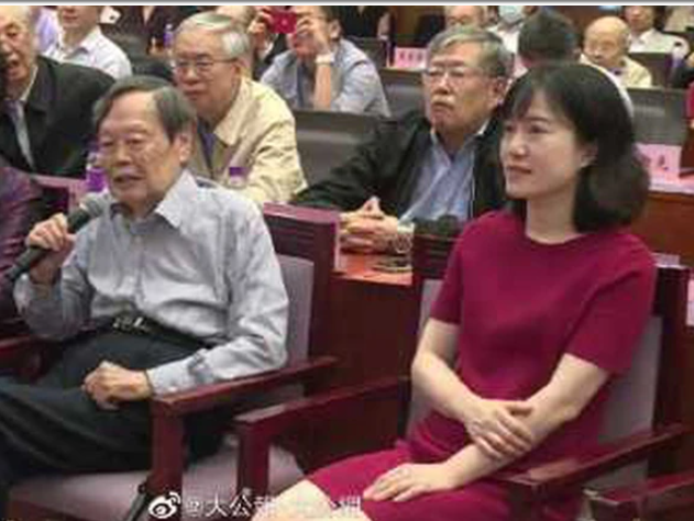 楊振寧22日在北京慶祝百歲華誕，小他54歲、45歲的妻子翁帆陪同在旁。   圖：翻攝微博