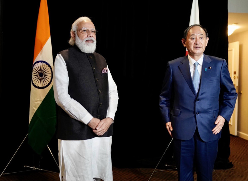 印度總理莫迪（左）與日本首相菅義偉為了參加「四方安全對話」，提早到美國華府，2人在對話前先舉辦雙邊會談。圖：翻攝自印度總理辦公室推特
