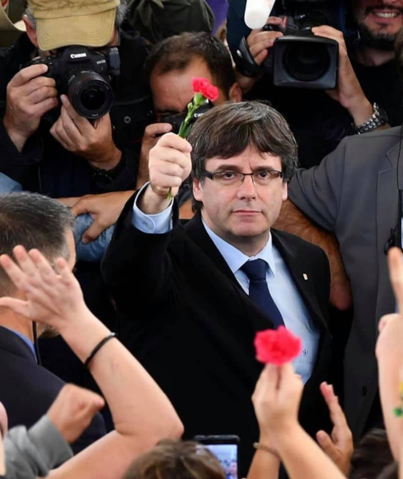 加泰隆尼亞獨派領袖普伊格蒙特（中舉花者）。   圖：翻攝自普伊格蒙特辦公室臉書