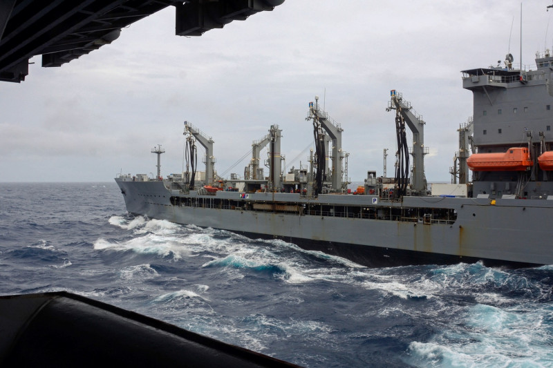 美軍太平洋艦隊釋出「雷根號」在印度洋上接受「育空號(T-AO 202)」油料補給艦海上加油運補畫面。   圖：翻攝U.S. Pacific Fleet推特