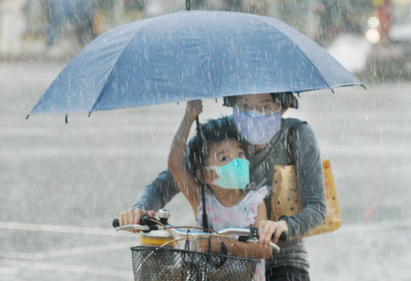 由於東北風和午後對流影響，氣象局對6縣市發布大雨特報。   圖：張良一/攝