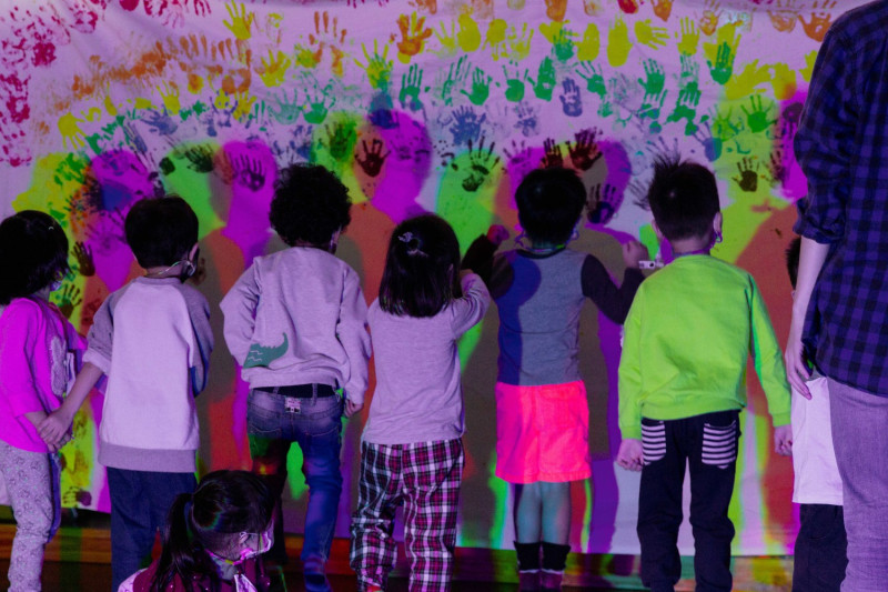 進入彩虹樂園，藝術家楊清雯帶著中山國小附幼的孩子探索光的一百種樣態。   圖：新北市文化局提供