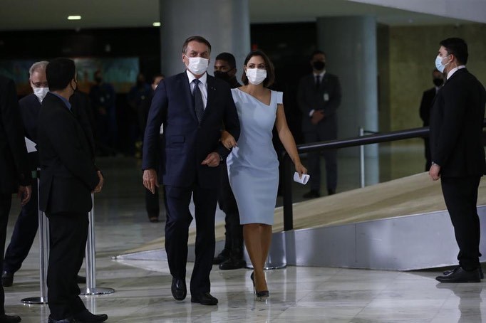 巴西總統波索納洛（前左2）24日表示，夫人蜜雪兒（前右2）本週已在美國接種COVID-19疫苗，引起巴西各界反彈。   （圖取自instagram.com/michellebolsonaro）