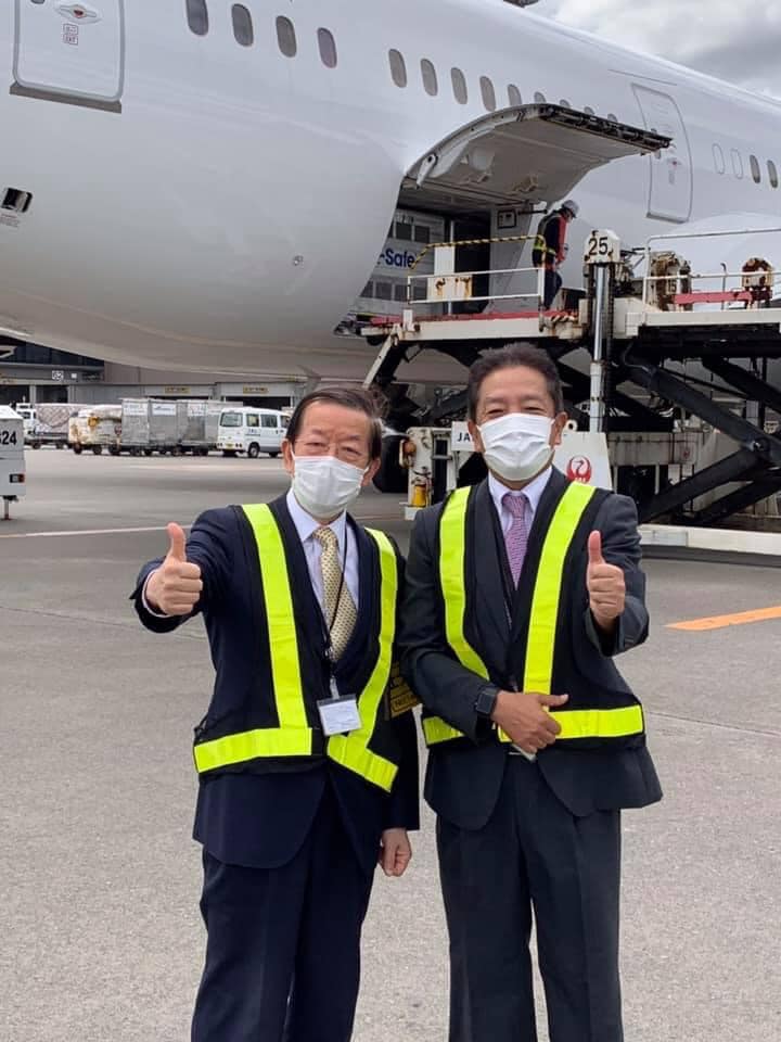 謝長廷到機場向日本致謝。   圖：翻攝自謝長廷臉書