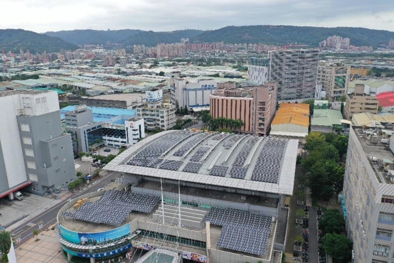 經發局表示設置太陽光電不僅可以售電增加額外收入，頂樓隔熱還可有效降溫2~3度，並具有彈性運用屋頂等優點。   圖：新北市經發局提供