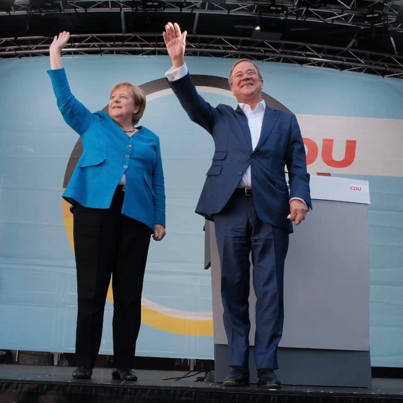 德國總理梅克爾 (左) 與她所屬政黨基民黨的接班人拉謝特。   圖 : 翻攝自 Armin Laschet 臉書粉絲頁