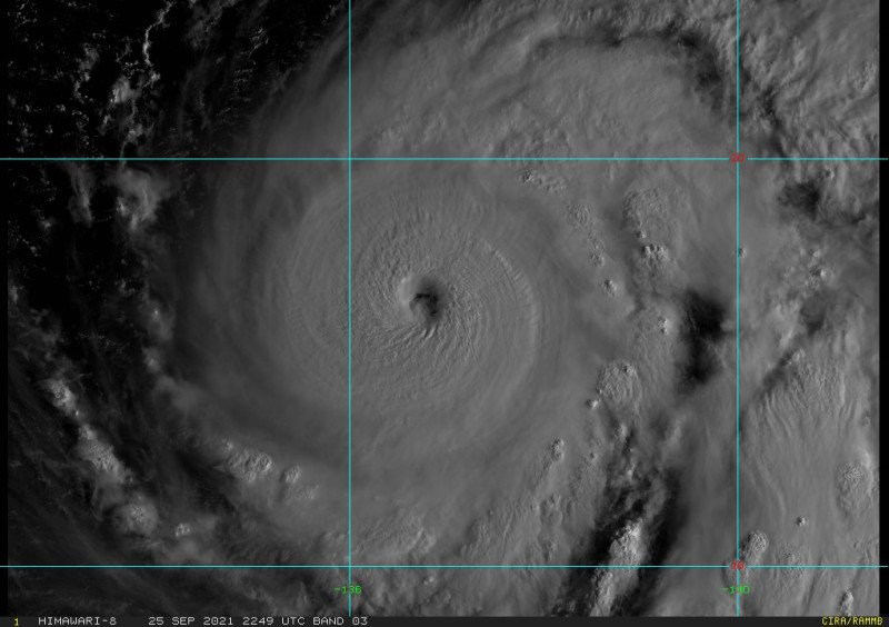 氣象局長鄭明典表示，蒲公英颱風的結構「紮實完整」。   圖：翻攝自鄭明典臉書